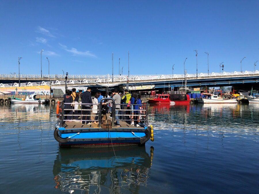 韓國束草阿爸村的水上渡輪，乘客搭乘著手動推進的趣味船隻。